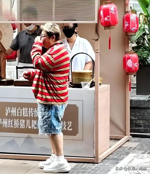 韓紅低調(diào)逛地?cái)偙慌加觯蓍e打扮引網(wǎng)友熱議